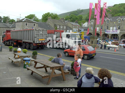 Die Szene während eines Mayfair Fun Day auf dem Stadtplatz der Stadt Settle in Yorkshire Dales. Settle steht im Zentrum einer Operation zur Schlachtung von Zehntausenden von Tieren nach neuen MKS-Fällen in der Region. * nur wenige Meter von den gedämpften Feierlichkeiten entfernt brachte ein Strom von Lastkraftwagen Tausende von geschlachteten Tieren zum Zentralparkplatz, der von der Armee als Kontrollzentrum für die Operation übernommen wurde. Stockfoto