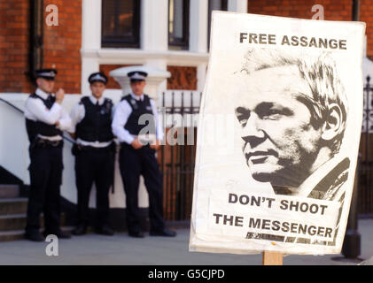 Ein Plakat für Julian Assange ist vor der Botschaft Ecuadors in Knightsbridge im Zentrum von London zu sehen, wo Wikileaks-Gründer Julian Assange Asyl beantragt, um eine Auslieferung nach Schweden zu vermeiden. Stockfoto