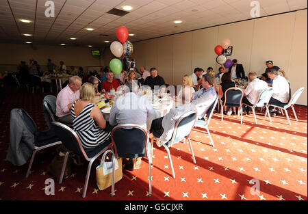 Pferderennen - Renn- und Musiknacht - Rennbahn Lingfield Park. Gastfreundschaft im Lingfield Park. Stockfoto