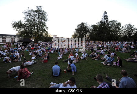 Pferderennen - Renn- und Musiknacht - Rennbahn Lingfield Park. Rennfahrer im Lingfield Park. Stockfoto