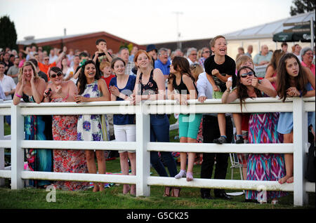 Pferderennen - Renn- und Musiknacht - Rennbahn Lingfield Park. Racegoers genießen die Action im Lingfield Park. Stockfoto