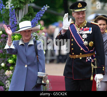 König Harald der Fünfte und Königin Sonja von Norwegen vor dem Königspalast in Oslo vor der Ankunft der britischen Königin Elisabeth II., die einen Staatsbesuch in Norwegen beginnt. Stockfoto