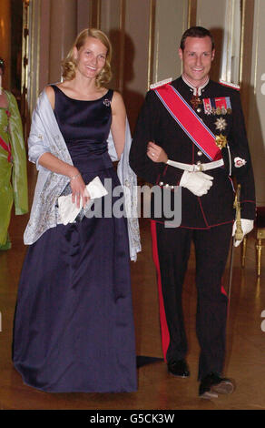 Ihre Königliche Hoheit Kronprinz Haakon von Norwegen und seine Verlobte Mette-Marit Tjessem Hoiby besuchen zu Beginn des Staatsbesuchs der britischen Königin Elizabeth II. Ein Bankett im Königlichen Palast in Oslo Stockfoto