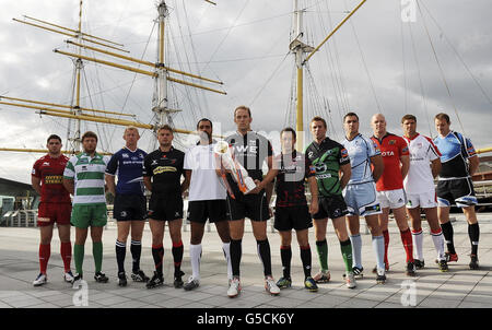 Teamkapitäne (von links nach rechts) Scarlets Rob McCusker, Benettons Antonio Pavanello, Leinsters Lee Cullen, Newport Gwent-Dragons Louie Evans, Zebres Marco Bortolani, Ospreys Alun Wyn Jones, Edinburghs Greig Laidlaw, Connaught's Gavin Duffy, Cardiff's Andre Pretorius, Munsters Paul O'Connell, Ulsters Johannes Muller und Glasgows Al Kellock während der RaboDirect PRO12-Premiere im Riverside Museum, Glasgow. Stockfoto