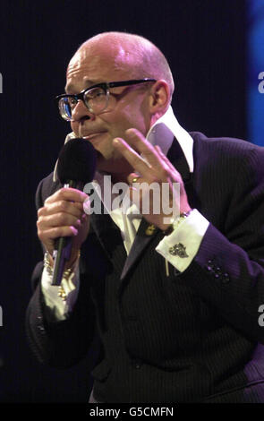 Komiker Harry Hill tritt auf der Bühne während der "We Know Where You Live. Live!“ Veranstaltung zum 40. Jahrestag von Amnesty International in der Wembley Arena. Stockfoto