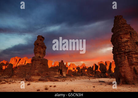 Dramatische Sonnenaufgang in der Wüste Sahara, Tassili N'Ajjer, Algerien Stockfoto