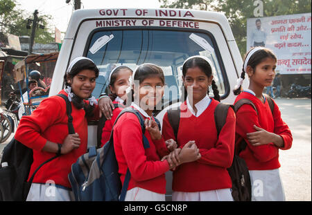 Nicht identifizierte indische Junge Schülerin auf der Straße in Agra Stockfoto