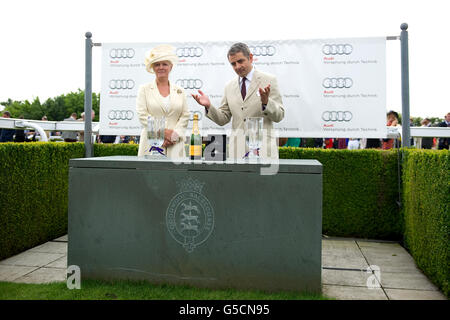 Lady March (l) und Rowan Atkinson bereiten sich darauf vor, Preise für die Gewinner des Magnolia Cup auf der Goodwood Racecourse herauszugeben Stockfoto