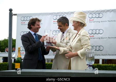 Lady March (r) und Rowan Atkinson (c) vergeben Preise für die Gewinner des Magnolia Cup auf der Goodwood Racecourse Stockfoto