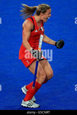 Die Großbritanniens Crista Cullen feiert das dritte Tor ihrer Seite gegen Belgien im Vorrunde Group A Hockey Match in der Riverbank Arena im Olympic Park, London, am sechsten Tag der Olympischen Spiele 2012 in London. Stockfoto