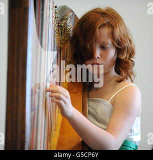 Pferderennen - Epsom Live! Letzte Nacht der Proms, Royal Philharmonic Concert Orchestra - Epsom Downs. Harpony treten bei Epsom LIVE auf! Stockfoto