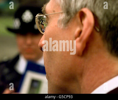 Jack Straw spricht mit neuen Polizeirekruten im Peel Center in Hendon, April 23 2001. Die Rekrutierung der Polizei stieg im letzten Jahr stark an, und 77 % mehr neue Polizisten begannen ihre Ausbildung, bestätigte der Innenminister. Stockfoto