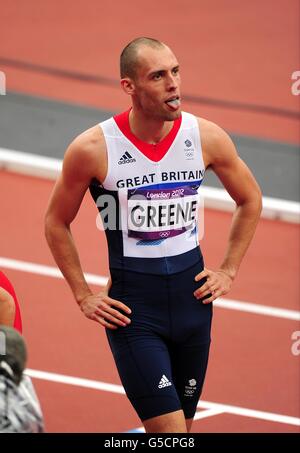 Großbritanniens Dai Greene nach dem Gewinn von Heat 3 der 400-m-Hürden der Männer Runde 1 im Olympiastadion in London. Stockfoto