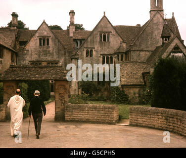 PRINKNASH ABBEY: Die Prinknash Abbey ist ein Benediktinerkloster, das als „Hundert“ in der Umfrage von König Alfred in Gloucester im Jahr 890 n. Chr. aufgeführt ist. St. Peter's Grange, ein Tudor-Gebäude, bietet einen herrlichen Blick auf das Vale of Gloucester, seine Kathedrale und die Malvern Hills. Die Abtei ist bekannt für ihre Töpferei und Weihrauch, die beide weltweit exportiert werden. Stockfoto