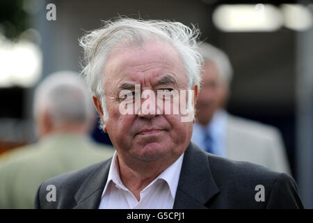 Pferderennen - Epsom Live! Letzte Nacht der Proms, Royal Philharmonic Concert Orchestra - Epsom Downs. Jimmy Tarbuck auf der Rennbahn Epsom Downs Stockfoto