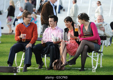 Pferderennen - Epsom Live! Letzte Nacht der Proms, Royal Philharmonic Concert Orchestra - Epsom Downs. Rennfahrer genießen ihren Tag auf der Rennbahn Epsom Downs Stockfoto