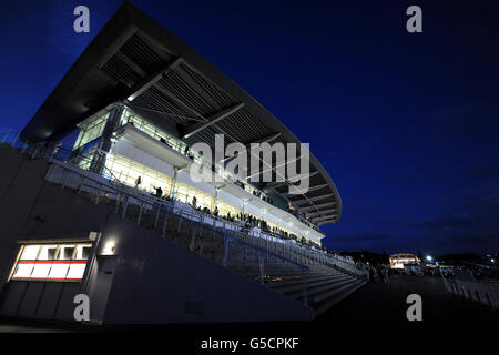 Pferderennen - Epsom Live! Letzte Nacht der Proms, Royal Philharmonic Concert Orchestra - Epsom Downs. Eine allgemeine Ansicht der Epsom Downs Rennbahn bei Nacht Stockfoto