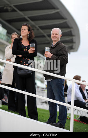 Pferderennen - Epsom Live! Letzte Nacht der Proms, Royal Philharmonic Concert Orchestra - Epsom Downs. Rennfahrer genießen ihren Tag auf der Rennbahn Epsom Downs Stockfoto