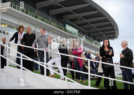 Pferderennen - Epsom Live! Letzte Nacht der Proms, Royal Philharmonic Concert Orchestra - Epsom Downs. Rennfahrer genießen ihren Tag auf der Rennbahn Epsom Downs Stockfoto