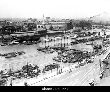 Ein allgemeiner Blick auf die Stadt und den Soochow Creek, von der Spitze des Astor House in Shanghai. Stockfoto