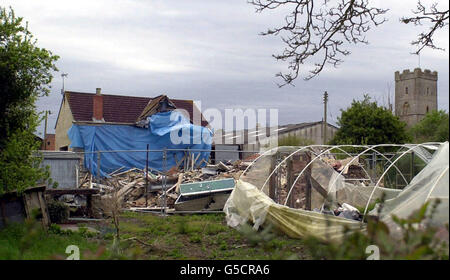 Die abgerissene Kirche Farm in Bawdrip, Somerset. Die Denkmalschützer hatten eine Entscheidung der Richter getroffen, zwei Brüdern, die ein jahrhundertealtes Bauernhaus abgerissen hatten, eine kleine Geldstrafe zu verhängen. *Dennis Crane, von Old Farmhouse, Bawdrip, Somerset, und sein Bruder Edwin Crane, von Church Road, Bawdrip, wurden jeweils 500 von Richtern am Bridgwater Magistrate Court bestraft, nachdem sie sich schuldig plädiert hatten, "die Absicht nicht bekannt zu geben, zu zerstören" gemäß dem Gebäude-Gesetz angeklagt. Das Bauernhaus in der Kirche Bauernhof, gebaut einige Zeit zwischen 1200 und die erste Aufzeichnung seiner Existenz im Jahr 1578, war nicht aufgeführt Stockfoto