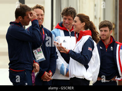 Die Herzogin von Cambridge teilt sich heute einen Witz mit dem Goldmedaillengewinnerin Ben Ainslie (links), dem Lasersegler Paul Goodison, und den 470 Matrosen Stuart Bithell und Luke Patience während eines Besuchs der olympischen Segelstätte in Weymouth. Stockfoto