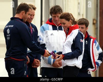 Der Herzogin von Cambridge wird heute bei einem Besuch der olympischen Segelstätte in Weymouth von Ben Ainslie (links), begleitet von dem Lasersegler Paul Goodison und den 470 Matrosen Stuart Bithell und Luke Patience, sein Goldmedaillengewinnerin gezeigt. Stockfoto