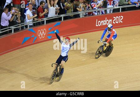 Der britische Jason Kenny (links) feiert den Sieg der Goldmedaille, nachdem er am zehnten Tag der Olympischen Spiele 2012 in London das Männer-Sprint-Finale Rennen 2 gegen den Franzosen Gregory Bauge auf dem Velodrome im Olympiapark gewonnen hat. Stockfoto