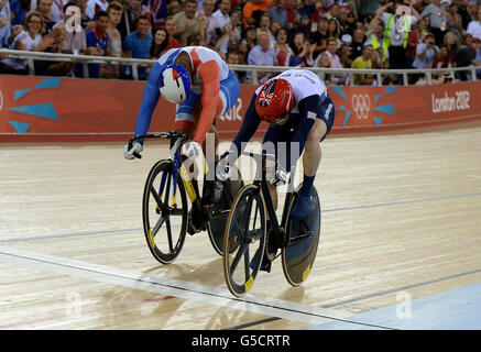 Der britische Jason Kenny (rechts) ist auf dem Weg, den französischen Gregory Bauge zu besiegen, um am zehnten Tag der Olympischen Spiele im Londoner Velodrome im Sprint-Finale 2 Gold zu gewinnen. Stockfoto