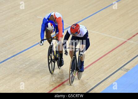 Der Großbritanniens Jason Kenny (rechts) beim Sprint-Finale der Männer 2 gegen den Franzosen Gregory Bauge auf dem Velodrome im Olympiapark, am zehnten Tag der Olympischen Spiele 2012 in London. Stockfoto