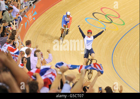 Der Großbritanniens Jason Kenny (rechts) feiert den Gewinn der Goldmedaille, nachdem er am zehnten Tag der Olympischen Spiele 2012 in London das Männer-Sprint-Finale Rennen 2 gegen den Franzosen Gregory Bauge auf dem Velodrome im Olympiapark gewonnen hat. Stockfoto