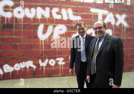 Michael Ancram (R), Vorsitzender der Tory-Partei, und Archie Norman, Staatssekretär für Umwelt, Verkehr und Regionen, beim Start des Manifests ihrer Partei für Kommunalwahlen im Conservative Central Office in London. Stockfoto