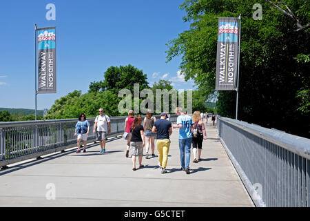 Fußgänger auf dem Gehweg über den Hudson im Bundesstaat New York Stockfoto