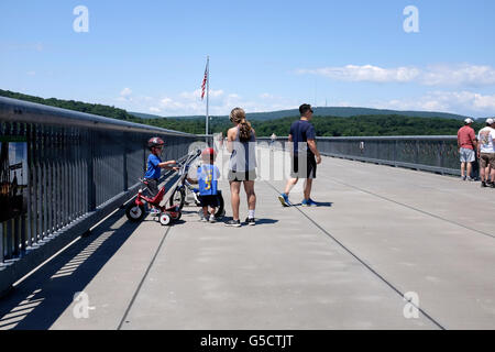 Fußgänger auf dem Gehweg über den Hudson im Bundesstaat New York Stockfoto