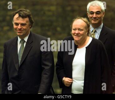 (L-R) der Chefsekretär des Finanzministeriums, Andrew Smith, Minister des Kabinetts Mo Mowlam und Sozialsekretär Alistair Darling kommen in der Downing Street zu einer Sondersitzung des Kabinetts über Labours Wahlprogramm an. Stockfoto