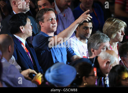 Premierminister David Cameron sitzt neben dem Boxer Amir Khan während der Nachmittagsboxsitzung im Excel Center, am zwölften Tag der Olympischen Spiele 2012 in London. Stockfoto