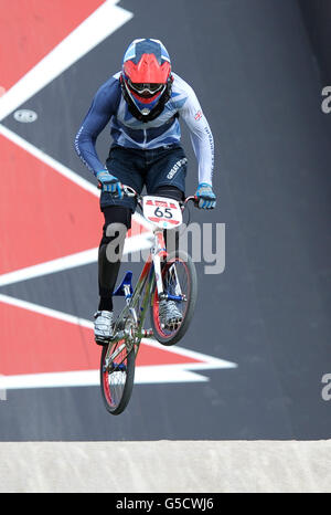 Der britische Liam Phillips beim BMX-Seeding-Lauf der Männer auf der BMX-Strecke im Olympiapark, am zwölften Tag der Olympischen Spiele 2012 in London. Stockfoto