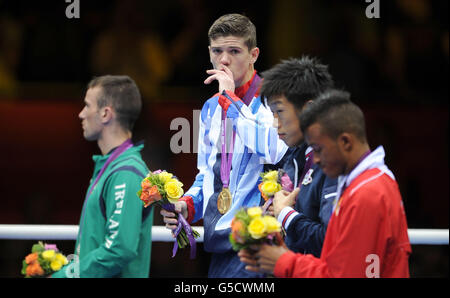 Der britische Luke Campbell (Mitte) feiert den Goldsieg, nachdem er den irischen John Joe Nevin (links) beim 56-kg-Finale der Männer im Excel-Center in London am 15. Tag der Olympischen Spiele 2012 in London besiegt hatte. Stockfoto