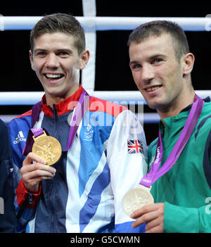 Der britische Goldmedaillengewinnerin Luke Campbell (links) und der irische Silbermedaillengewinnerin John Joe Nevin nach dem 56-kg-Finale der Männer im Männer-Boxing-Bantam im Excel Center, London, am 15. Tag der Olympischen Spiele 2012 in London. Stockfoto