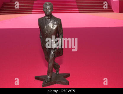 Vor dem berühmten roten Teppich des Palais des Festivals bei den 54. Filmfestspielen von Cannes befindet sich eine 15-Zoll-Statue des Schauspielers Cary Grant. Die Statue hilft, die Cary Grant Statuenkampagne zu fördern. Stockfoto