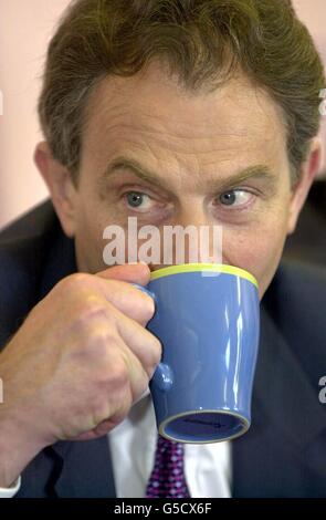 Der britische Premierminister Tony Blair genießt eine Tasse Tee bei einem Besuch der Robin Hood Junior- und Kinderschule Hall Green in Birmingham. Blair startete das Wahlprogramm der Labour Party. 26/10/2004 Forscher am Forschungszentrum für medizinische Pflanzen der Universität Newcastle haben herausgefunden, dass das Trinken regelmäßiger Tassen Tee das Gedächtnis verbessern könnte. Die Ergebnisse, die in der Fachzeitschrift Phytotherapy Research veröffentlicht werden, könnten zur Entwicklung einer neuen Behandlung von Alzheimer führen - einer Form von Demenz, von der weltweit schätzungsweise 10 Millionen Menschen betroffen sind. Stockfoto