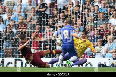 Fußball - FA Community Shield - Chelsea / Manchester City - Villa Park. Der Chelsea-Spieler Fernando Torres erzielt das erste Tor seines Spielers Stockfoto