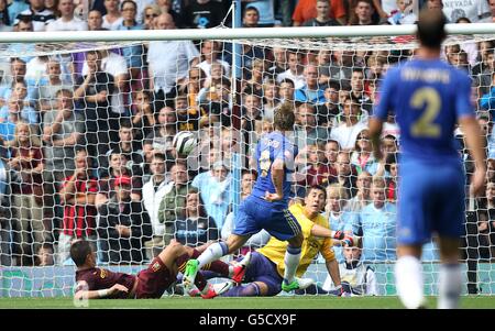 Fußball - FA Community Shield - Chelsea / Manchester City - Villa Park. Der Chelsea-Spieler Fernando Torres erzielt das erste Tor seines Spielers Stockfoto