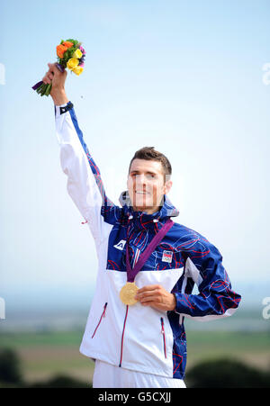 Der tschechische Jaroslav Kulhavy feiert am letzten Tag der Olympischen Spiele 2012 in London Gold beim Cross-Country-Mountainbike-Rennen der Männer auf der Hadleigh Farm. Stockfoto