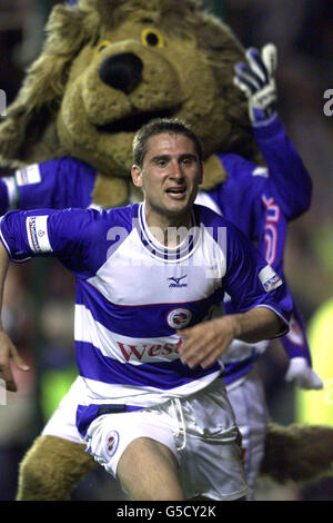 Reading's Nicky Forster feiert das Tor des Gewinners gegen Wigan Athletic im Halbfinale der zweiten Etappe der Division Two Play-Off im Madejski Stadium in Reading. Stockfoto