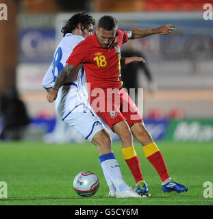 Wales' Craig Bellamy (rechts) und Bosnien-Herzegowina Adnan Zahirovic (links). Stockfoto