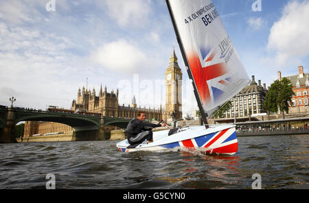 Ben Ainslie, der viermalige Olympiasieger im Segelsport, segelt mit seinem Schlauchboot Rita an Big Ben auf der Themse in London vorbei. Stockfoto