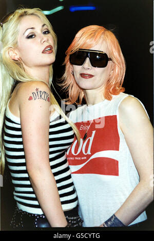 Der Designer Pam Hogg kommt zur Premiere von Johnny Depps neuestem Film Blow, der auf der wahren Geschichte eines berüchtigten Drogenschmugglers basiert, auf dem Londoner Leicester Square. * um seine Rolle als Kokain-Importeur George Jung zu perfektionieren, traf Depp auf den zwielichtigen Charakter, der in den 1970er Jahren dazu beitrug, die USA mit der Droge zu überschwemmen. Der Film wird am 25. Mai 2001 in ganz Großbritannien eröffnet. Stockfoto