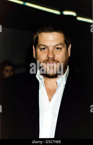 Ted Demme, der Regisseur, kommt zur Premiere von Johnny Depps neuestem Film Blow, der auf der wahren Geschichte eines berüchtigten Drogenschmugglers basiert, im Londoner Leicester Square. * um seine Rolle als Kokainimporteur George Jung zu perfektionieren, traf Depp den zwielichtigen Charakter, der in den 1970er Jahren dazu beitrug, die USA mit der Droge zu überschwemmen. Der Film wird am 25. Mai 2001 in ganz Großbritannien eröffnet. Stockfoto