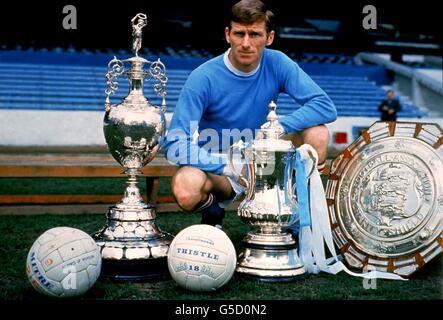 Tony Book, Manchester City Captain, mit den Trophäen League Championship, FA Cup & Charity Shield Stockfoto